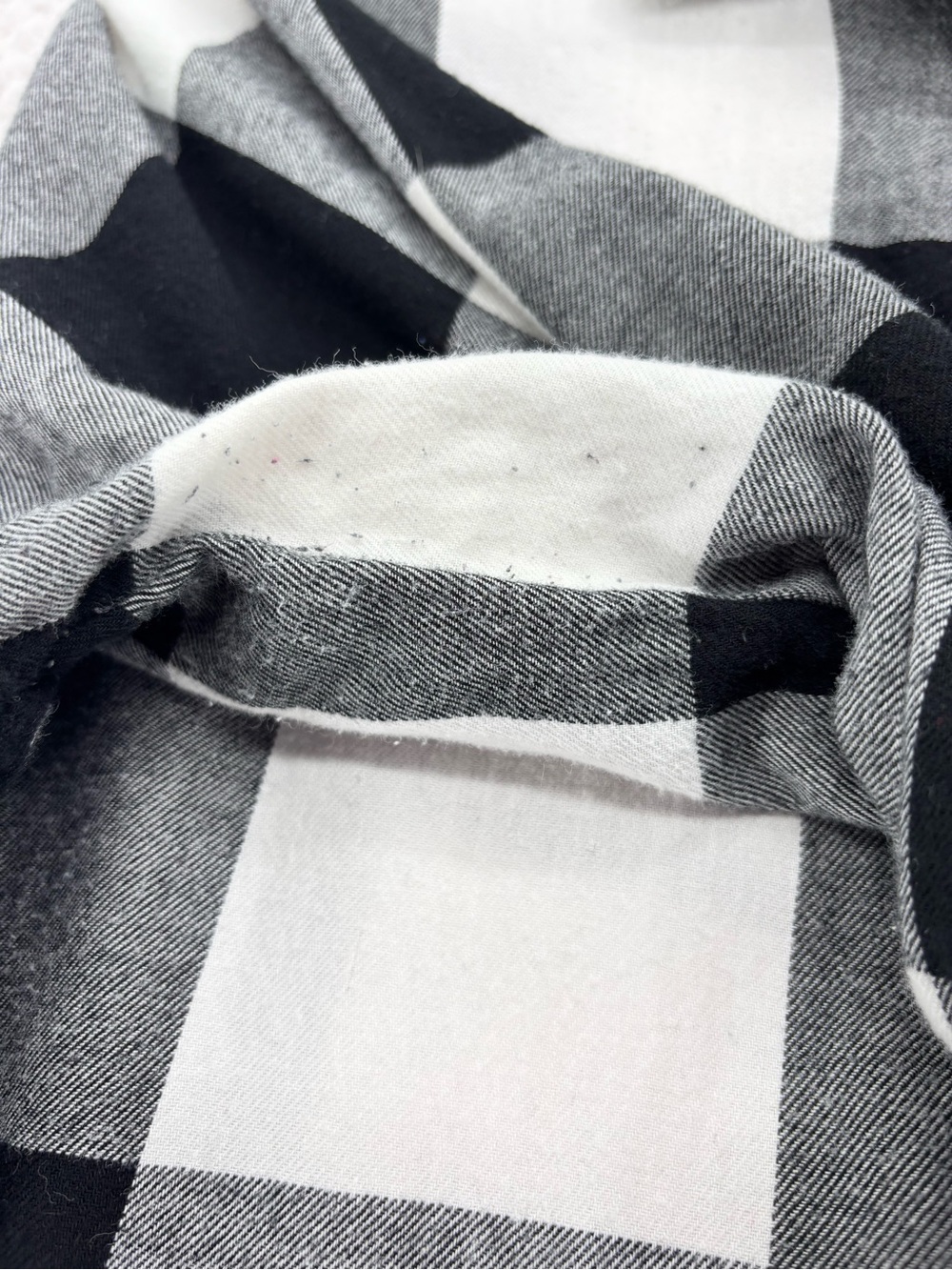 Old Navy Women’s Classic Flannel White and Black Buffalo Check in Size XL - Picture 10 of 16